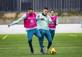 Manu Hernando y Karrikaburu pugnan por el balón.