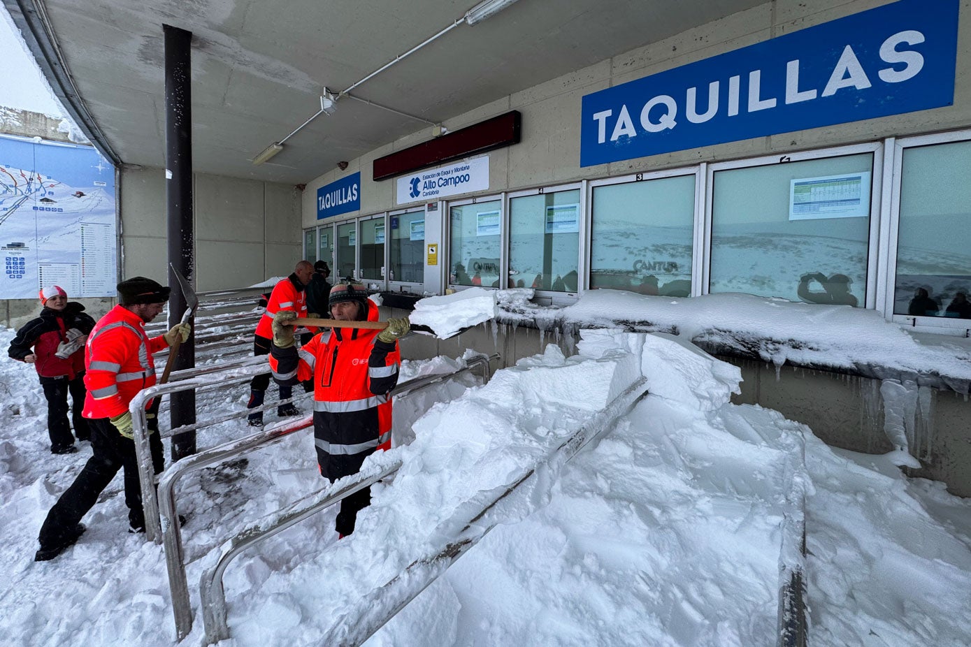 La nieve cubría a primera hora las taquillas.