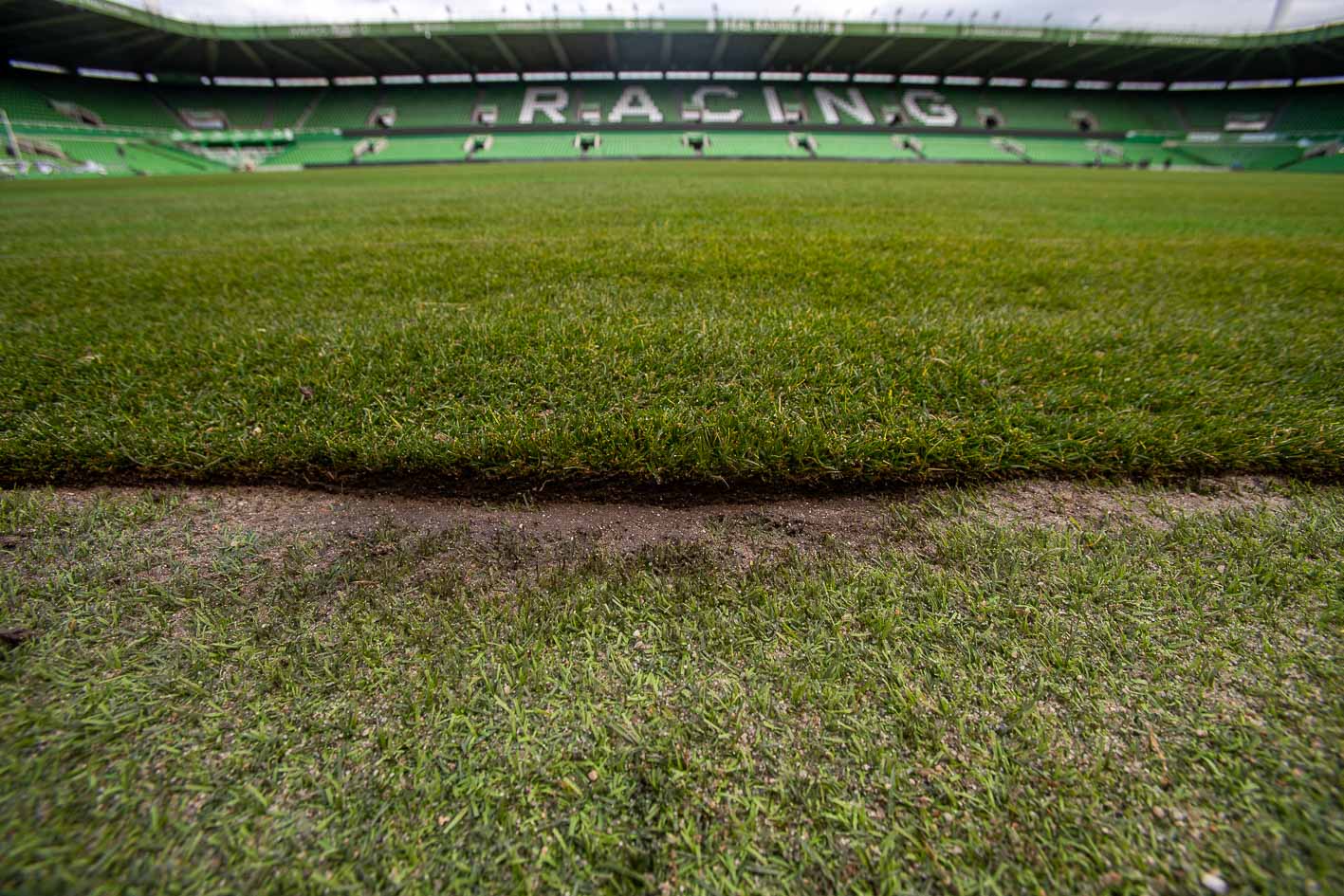 Con el sistema de cosido se evitará que el terreno de juego se levante y hay por tanto menos riesgo de lesiones. 