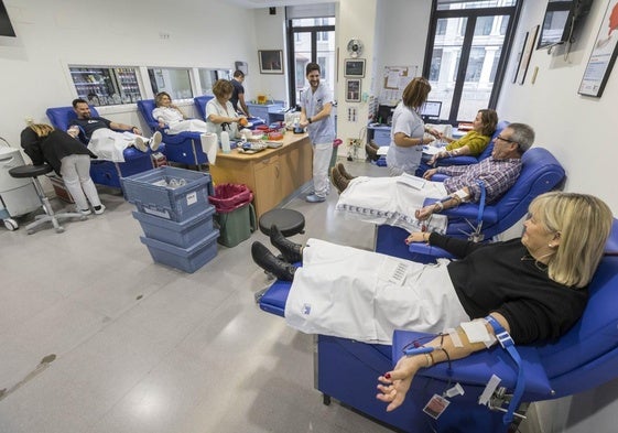 La unidad del Banco de Sangre y Tejidos en el Hospital de Valdecilla ha trabajado a pleno rendimiento durante este miércoles.