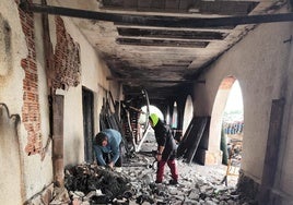 Marineros comprobando los daños ocasionados por el fuego.