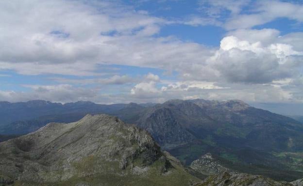 Vistas desde la Peña del Moro: Peña Busta y Pico San Vicente (Oeste).