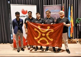 Dommaraju Gukesh, a la izquierda, junto a varios miembros del club Solvay en un campeonato.