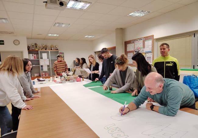 Docentes en un centro educativo realizan pancartas durante su encierro.