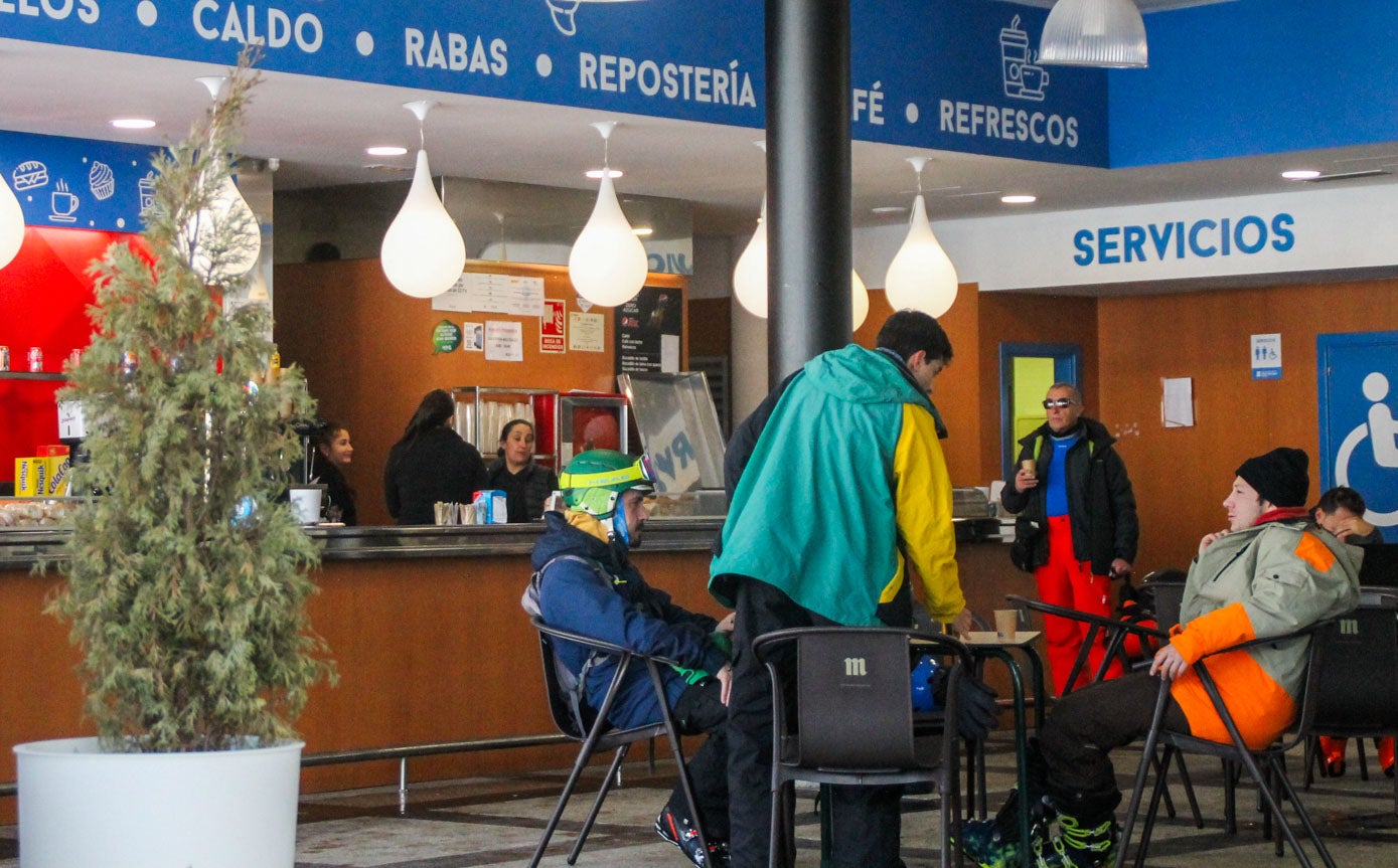 Los esquiadores  disfrutaron de un café previo en la cafetería del edificio multiusos de Alto Campoo.