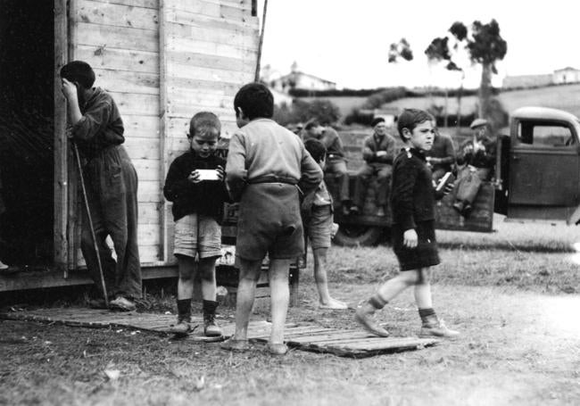 Grupo de niños merodeando en el aeródromo de Pontejos en busca de comida.