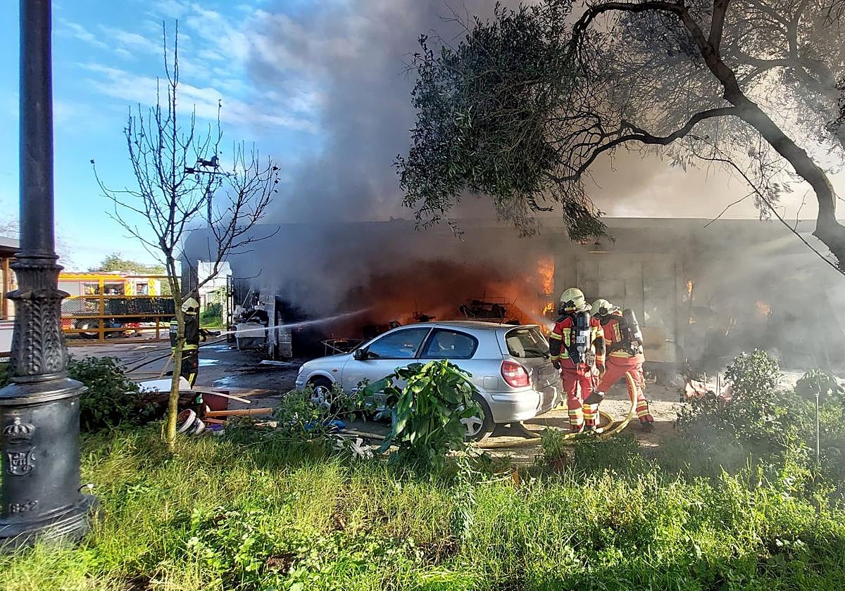 Calcinado un cobertizo de grandes dimensiones en Laredo