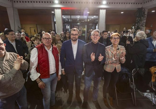 El senador Secundino Caso, Adrián Barbón, Pablo Zuloaga y María Chivite, en el acto celebrado en el Paraninfo de la Universidad.