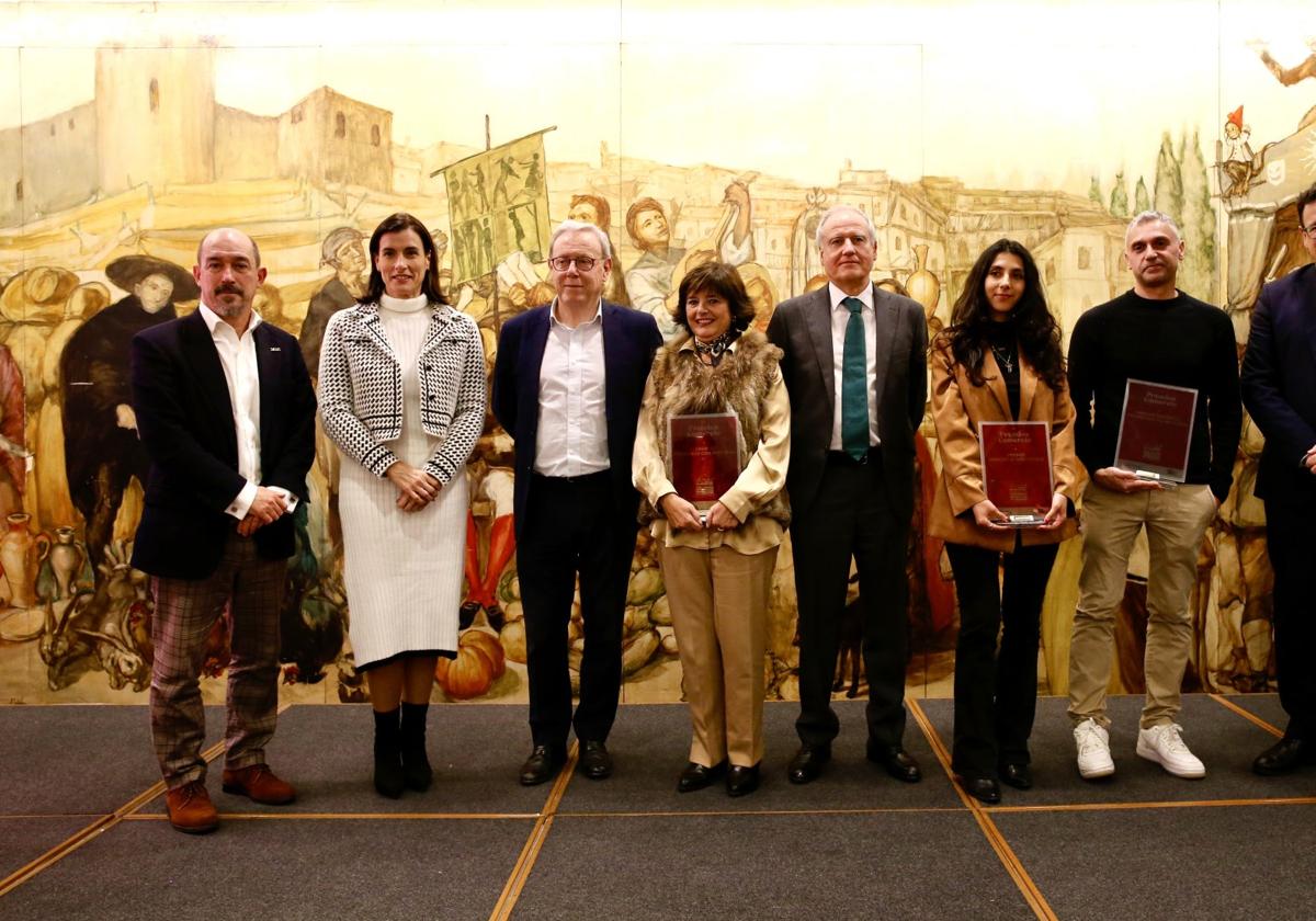 qLos galardonados posan junto a las autoridades durante el acto de entrega de los Premios del Comercio de Santander, celebrado en el Hotel Bahía.