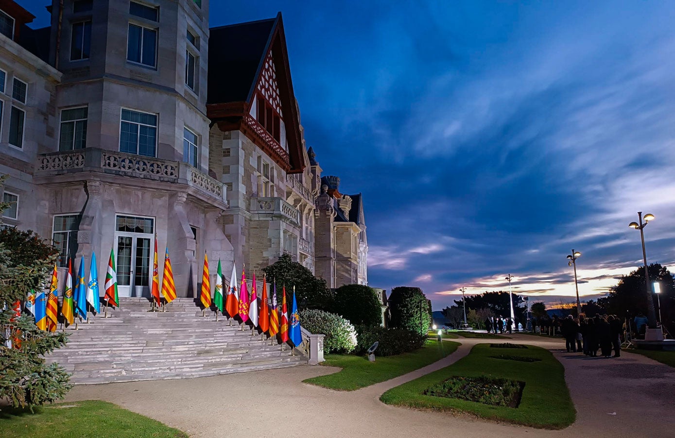 Las banderas de todas las comunidades autónomas, en la escalinata del Palacio