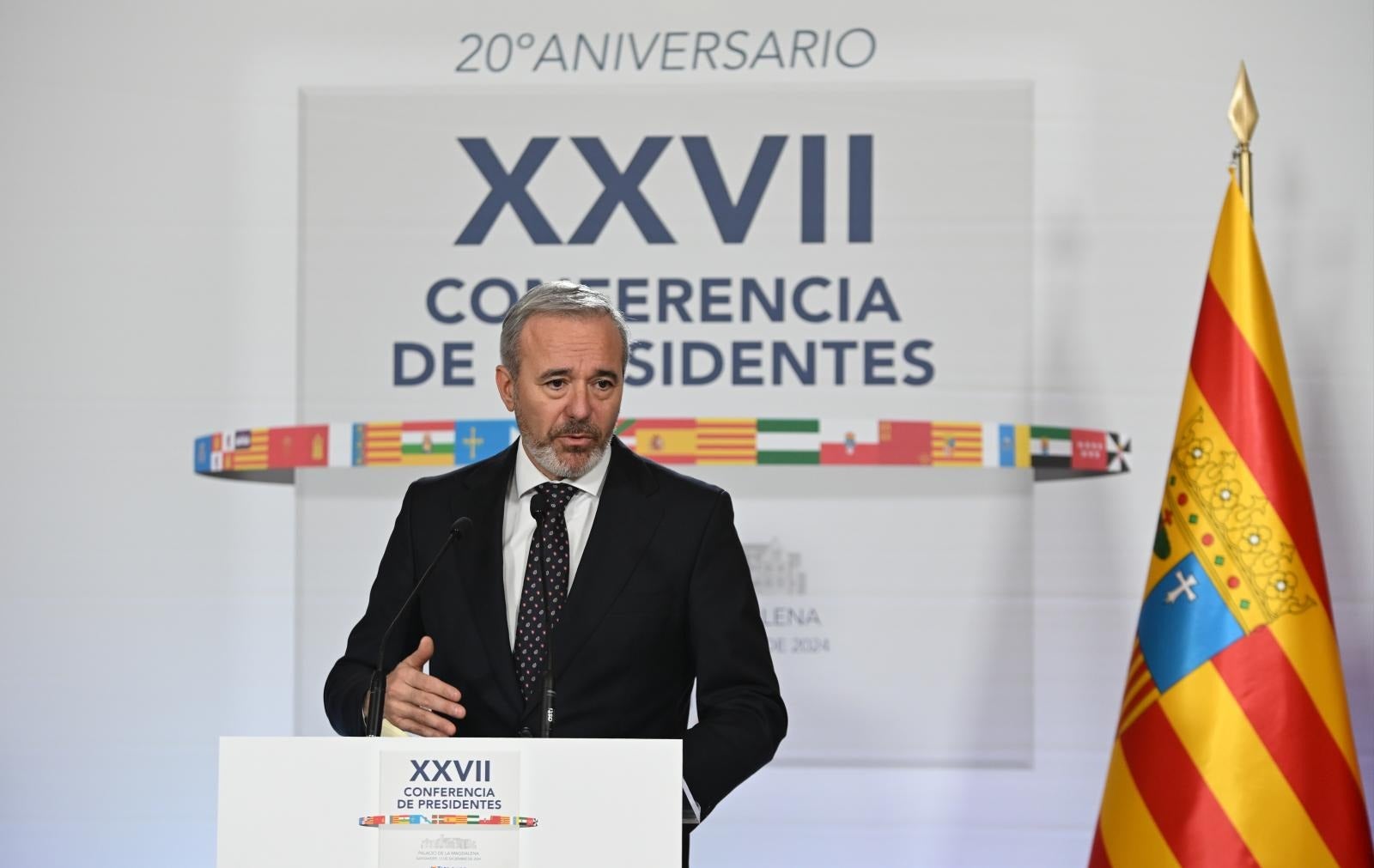 El presidente de Aragón, Jorge Azcón, durante la rueda de prensa ofrecida esta tarde en la XXVII Conferencia de Presidentes.