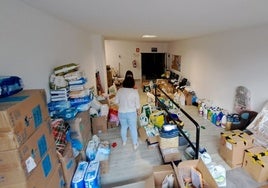 Varios voluntarios durante la recogida de material enviado ya a Valencia.