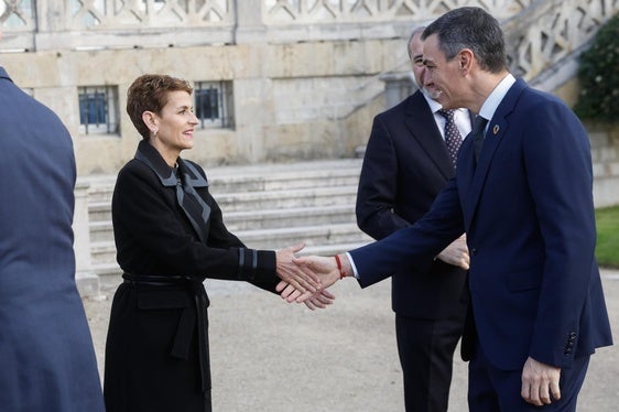 María Chivite saludando a Pedro Sánchez esta mañana en Santander.