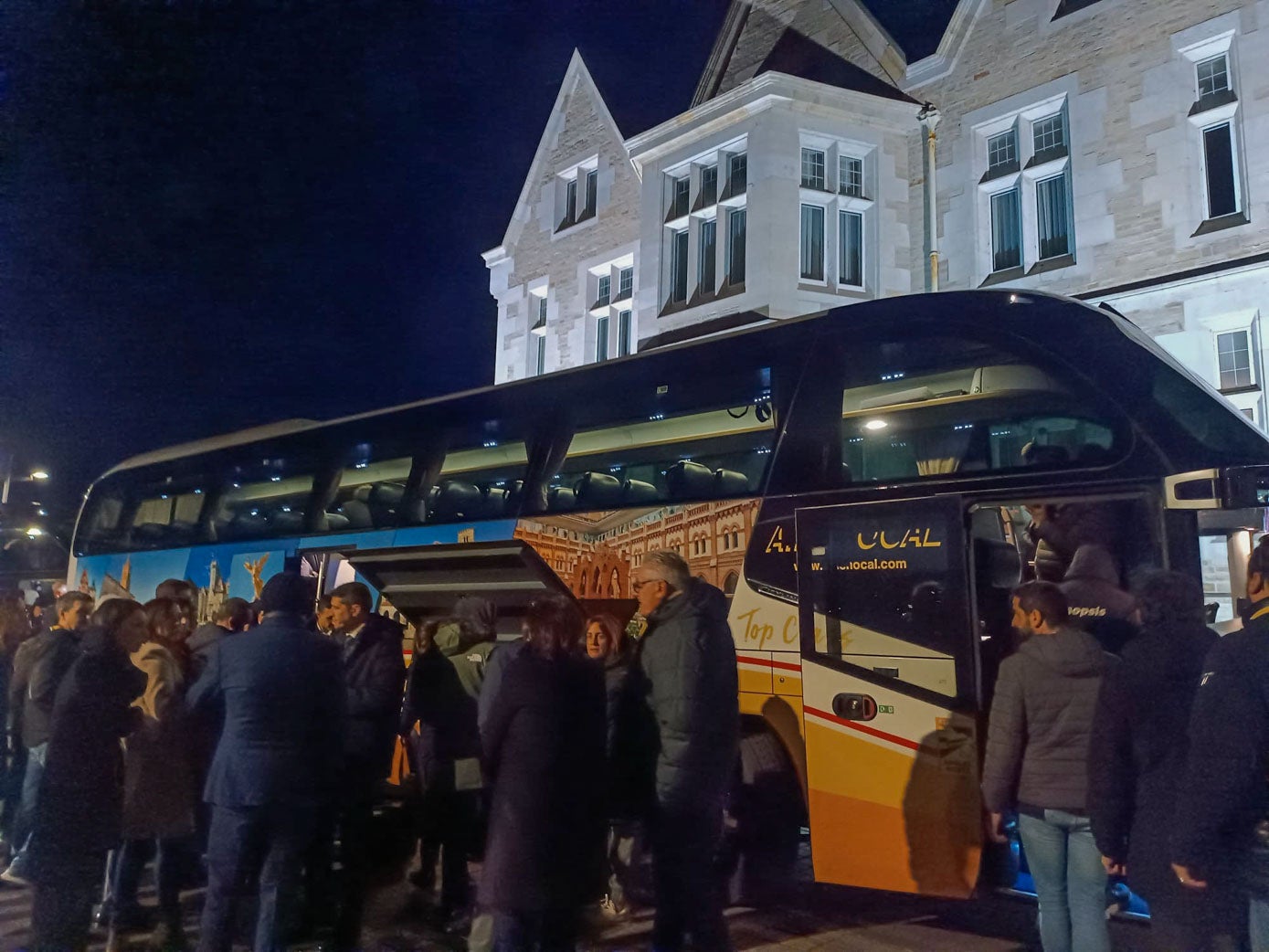 Un autobús ha trasladado a decenas de periodistas al Palacio de la Magdalena sobre las siete de la mañana.