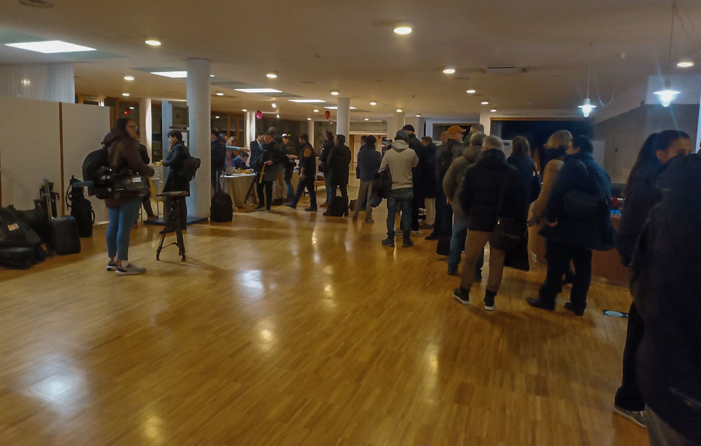 En el Palacio de Exposiciones, colas de periodistas antes del amanecer acreditándose para ir a La Magdalena a cubrir la Conferencia de Presidentes