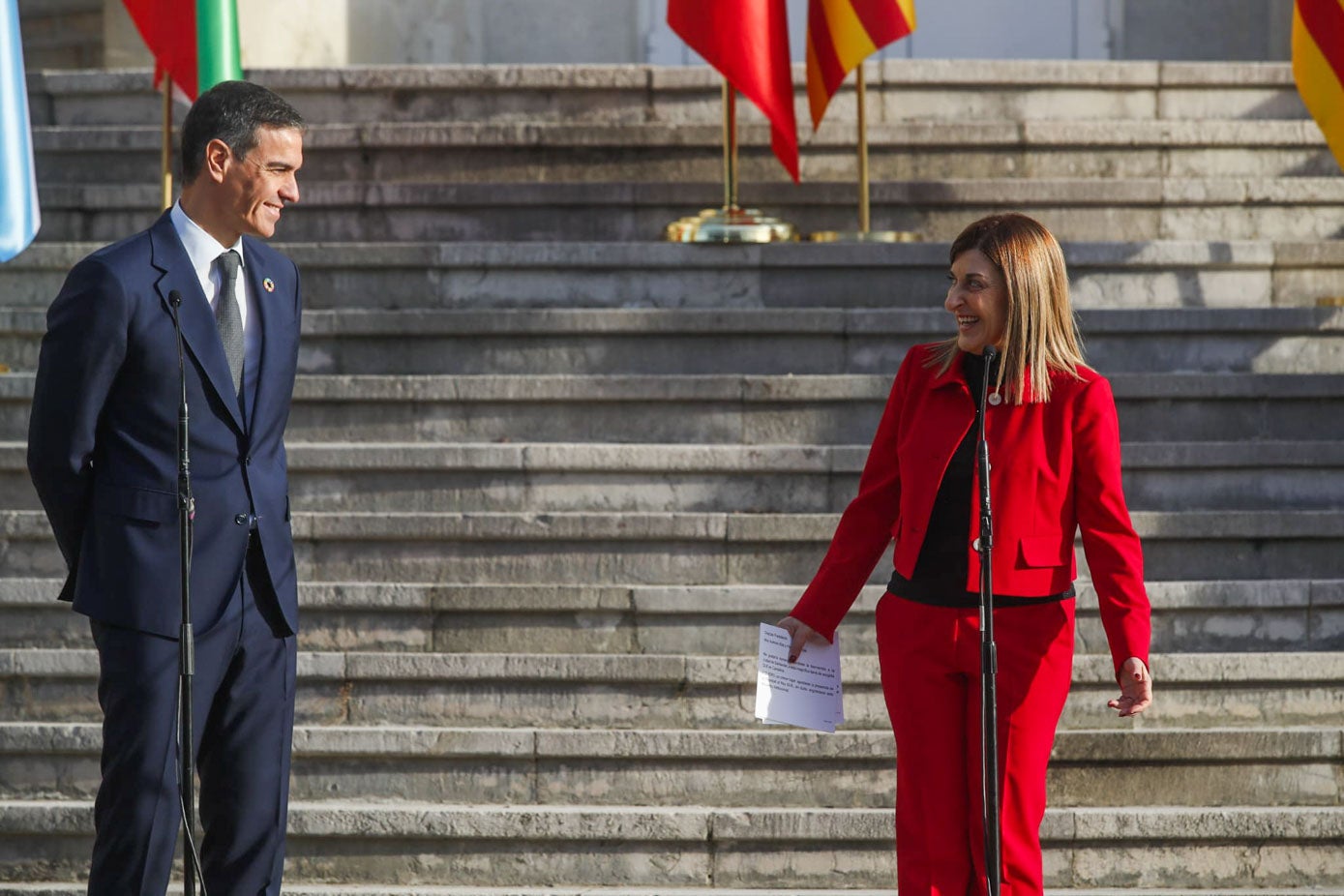 La presidenta cántabra y el jefe del Ejecutivo, en un gesto de complicidad