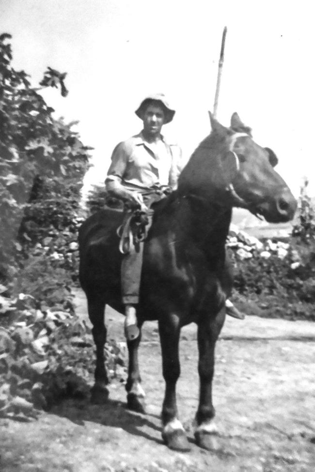 Modesto subido a un caballo en su pueblo.