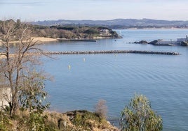 Espigón construido en la playa de La Magdalena, en Santander.