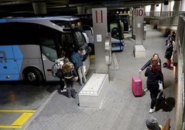 Usuarios de la red de transporte, en la estación de autobuses de Torrelavega.