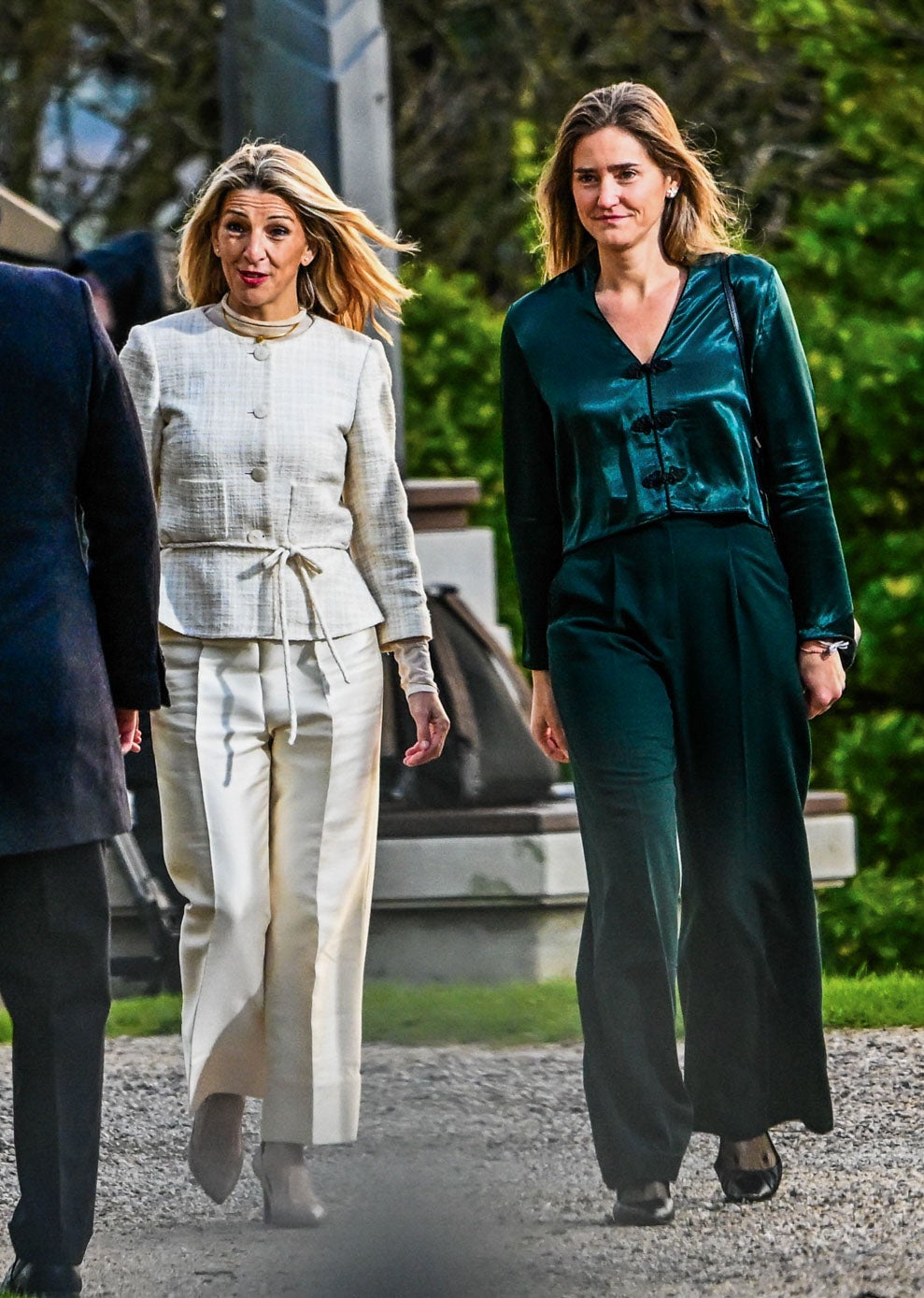 Las vicepresidentas Yolanda Díaz, con un pantalón y chaqueta blancas, con un cordón a la cintura, y Sara Aagesen, con pantalón y blusa verde esmeralda de raso desafiando al frío de la mañana. 