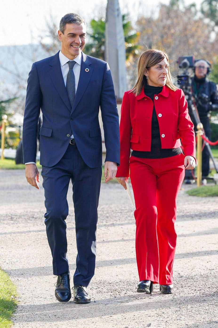 Pedro Sánchez y la presidenta de Cantabria, María José Sáenz de Buruaga, con un traje de dos piezas rojo, el color más llamativo, sobre un jersey de color negro, igual que los zapatos. El rojo elegido le permitió destacar en todas las fotos de grupo.