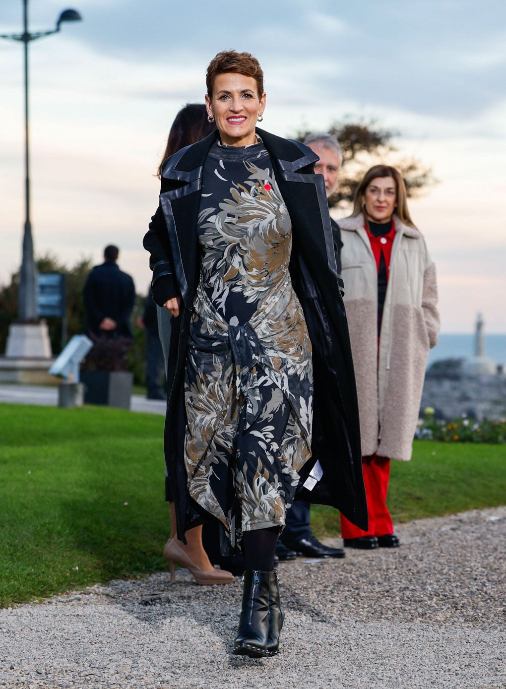 María Chivite, la presidenta de Navarra, optó por un vestido largo con un llamativo estampado y botines negros. 