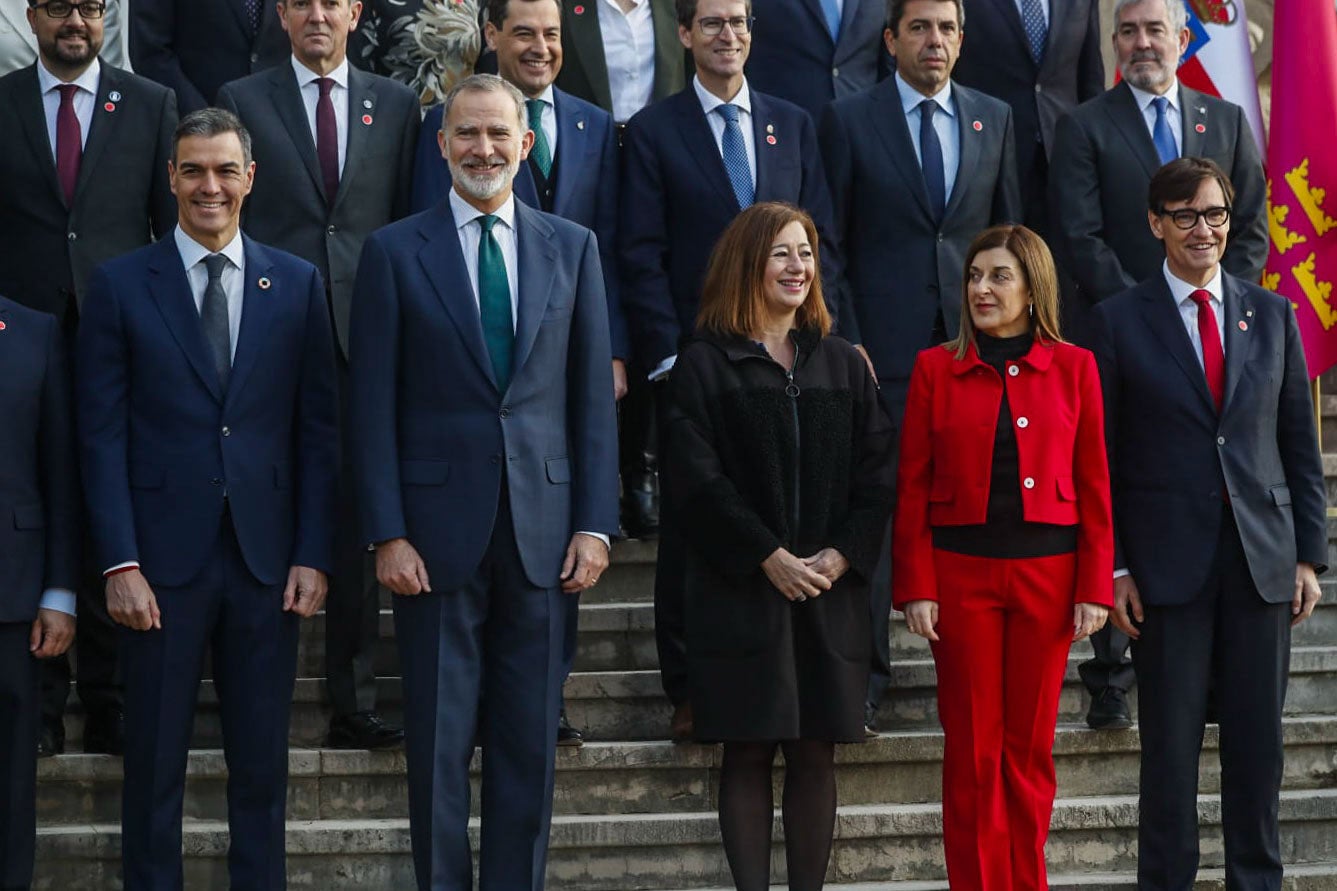 Detalle de la foto de familia con el rey y parte de los presidentes muy sonrientes