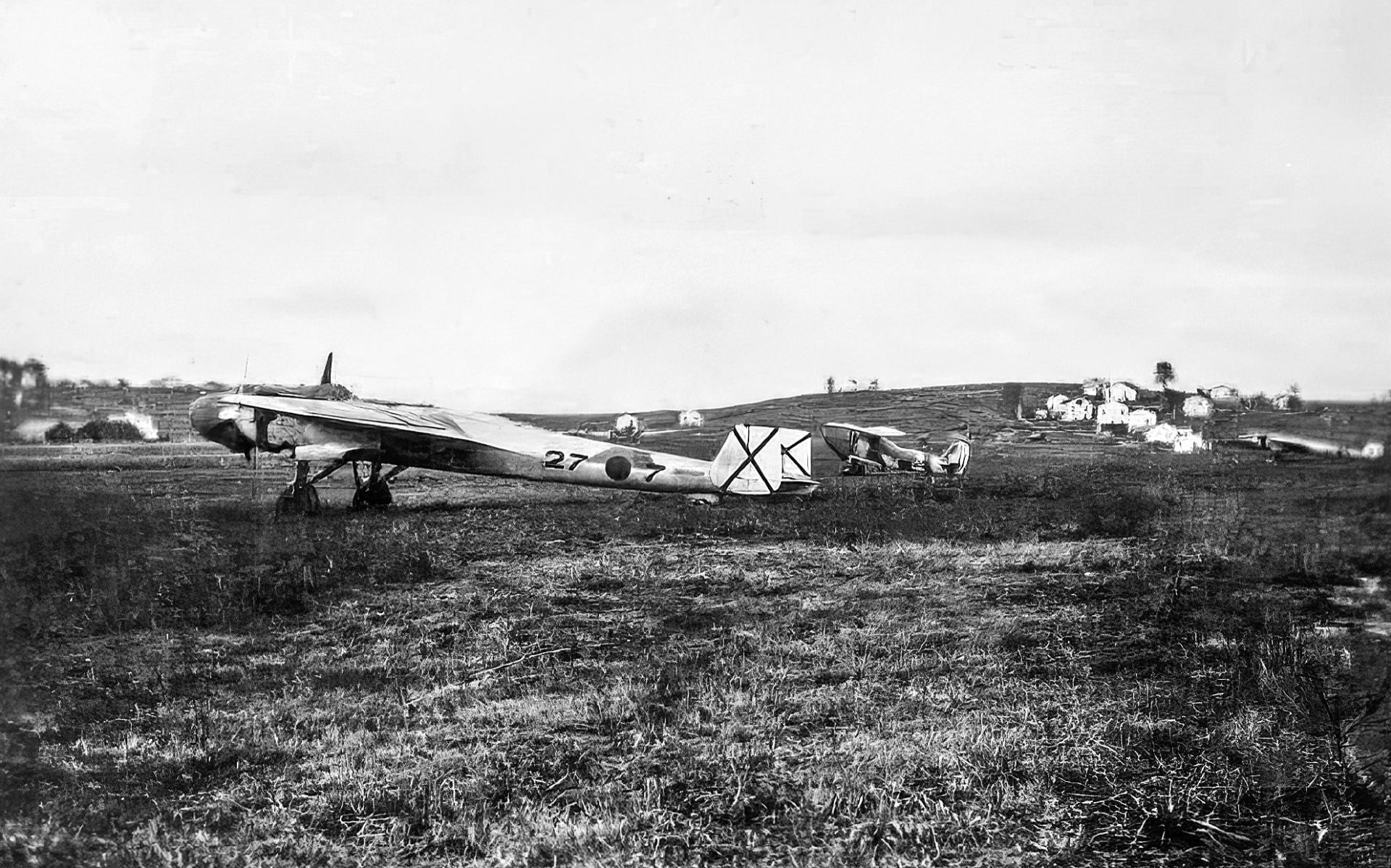 Un bimotor de reconocimiento Dornier DO- 17, conocido como Bacalao, en La Albericia. Tras él, un bombardeo ligero Heinkel 45, un Pava.