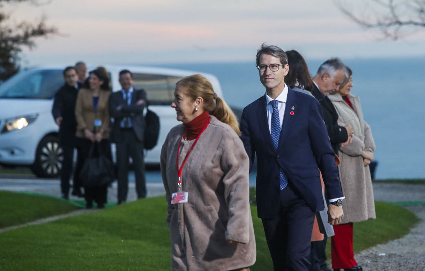 Llegada de Gonzalo Capellán, presidente de La Rioja y exvicerrector de la Universidad de Cantabria