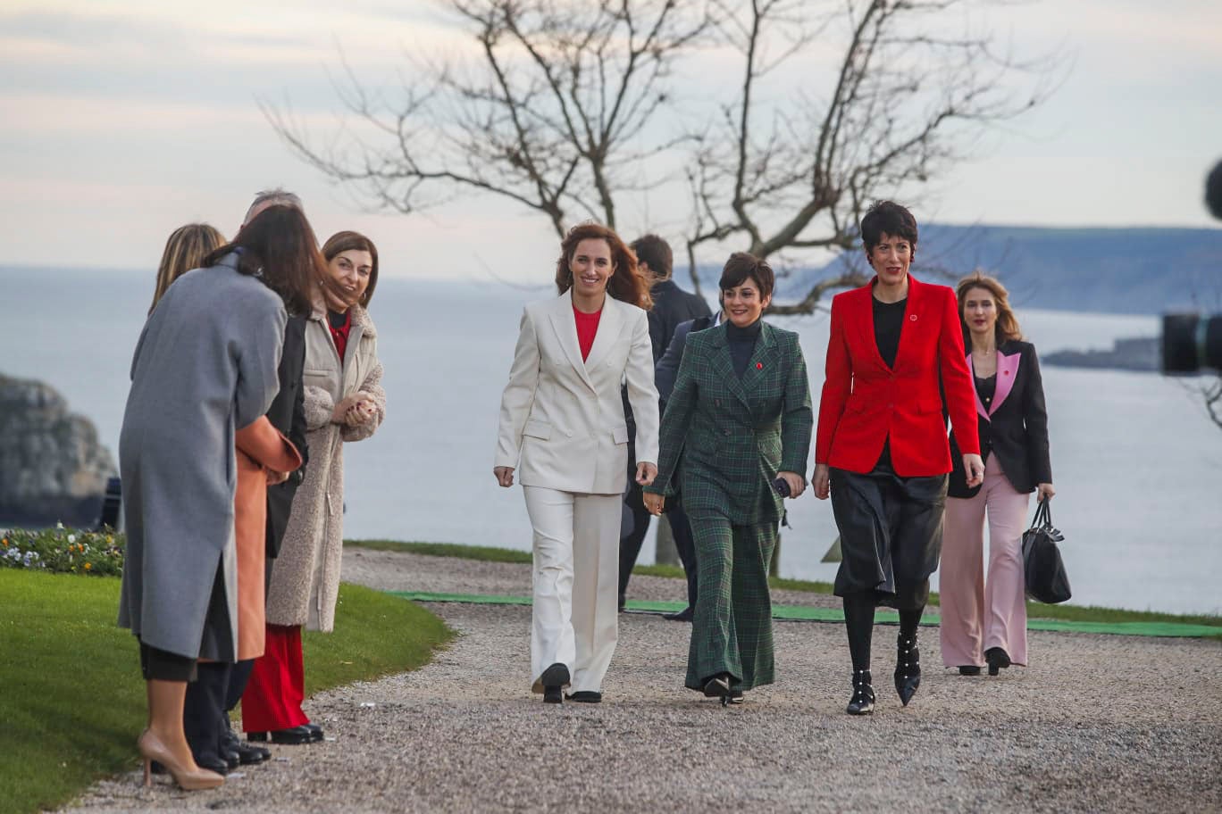 Llegan juntas la ministra de Sanidad Mónica García, la titular de Vivienda Isabel Rodríguez y la responsable de Migraciones Elma Sáiz