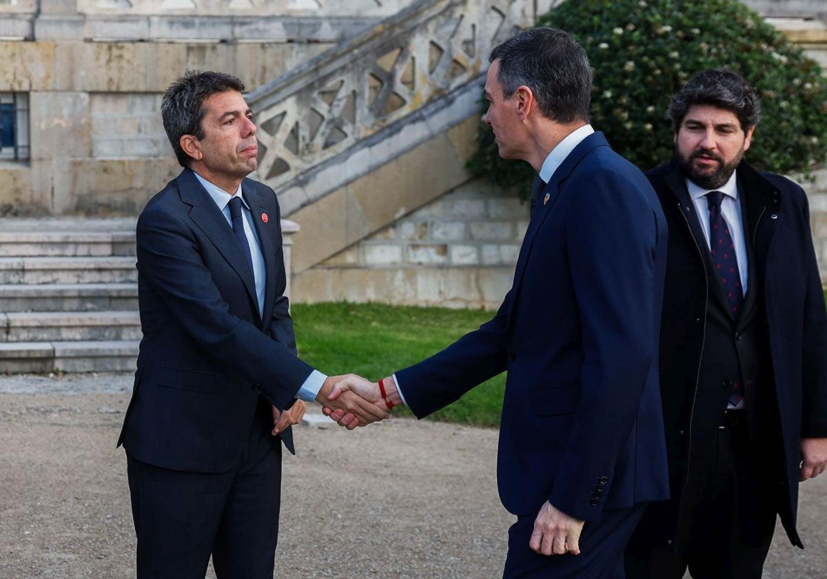 Carlos Mazón, presidente de la Generalitat Valenciana, saluda al presidente del Gobierno, Pedro Sánchez.