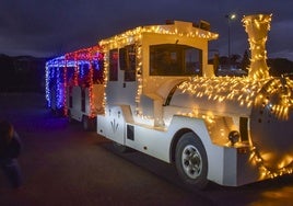 El tren navideño de Piélagos adornado con multitud de luces.