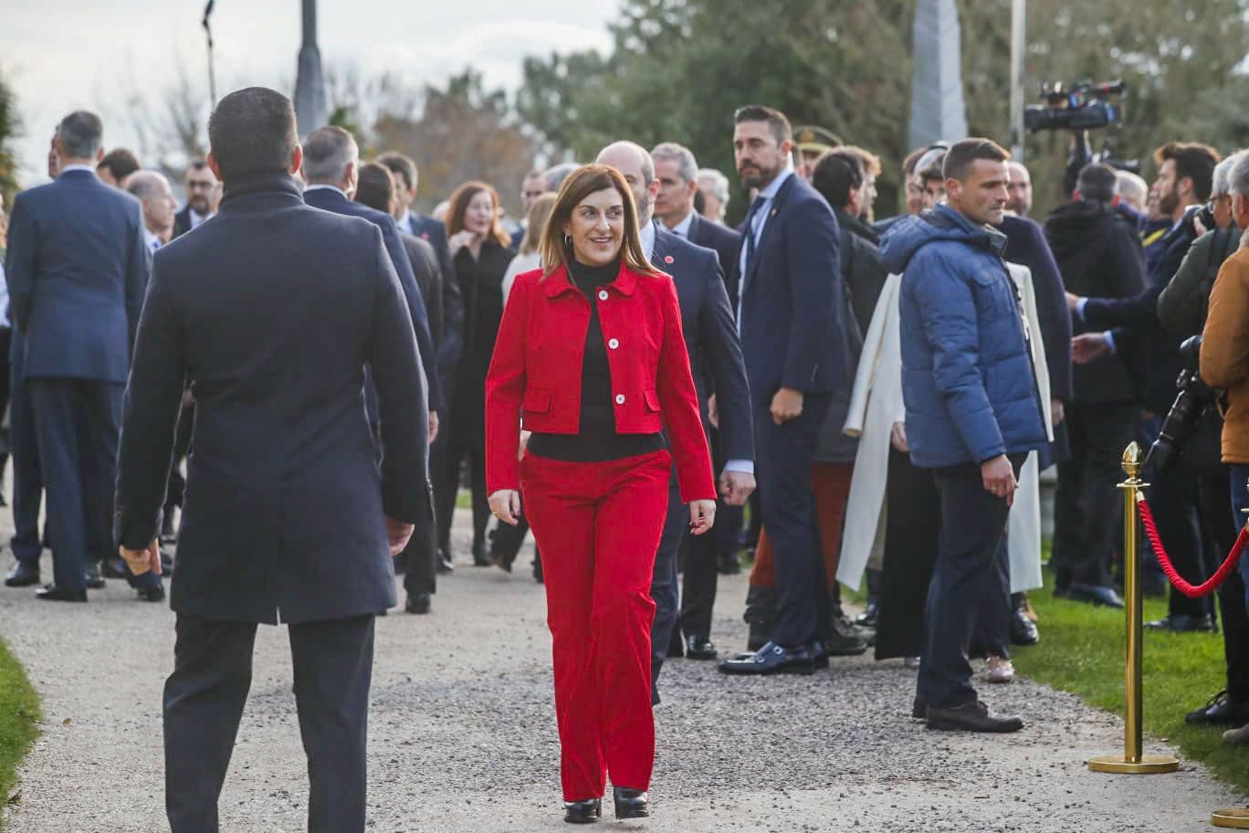 La presidenta cántabra, como anfitriona de la Conferencia, encabeza la comitiva hacia el Palacio