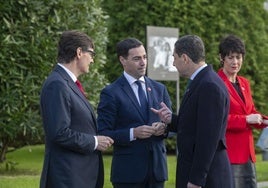 El lekendakari, Imanol Pradales, charla con Salvador Illa, presidente de la Generalitat de Cataluña y con Juan Manuel Moreno, presidente de la Junta de Andalucía, en el Palacio de la Magdalena.