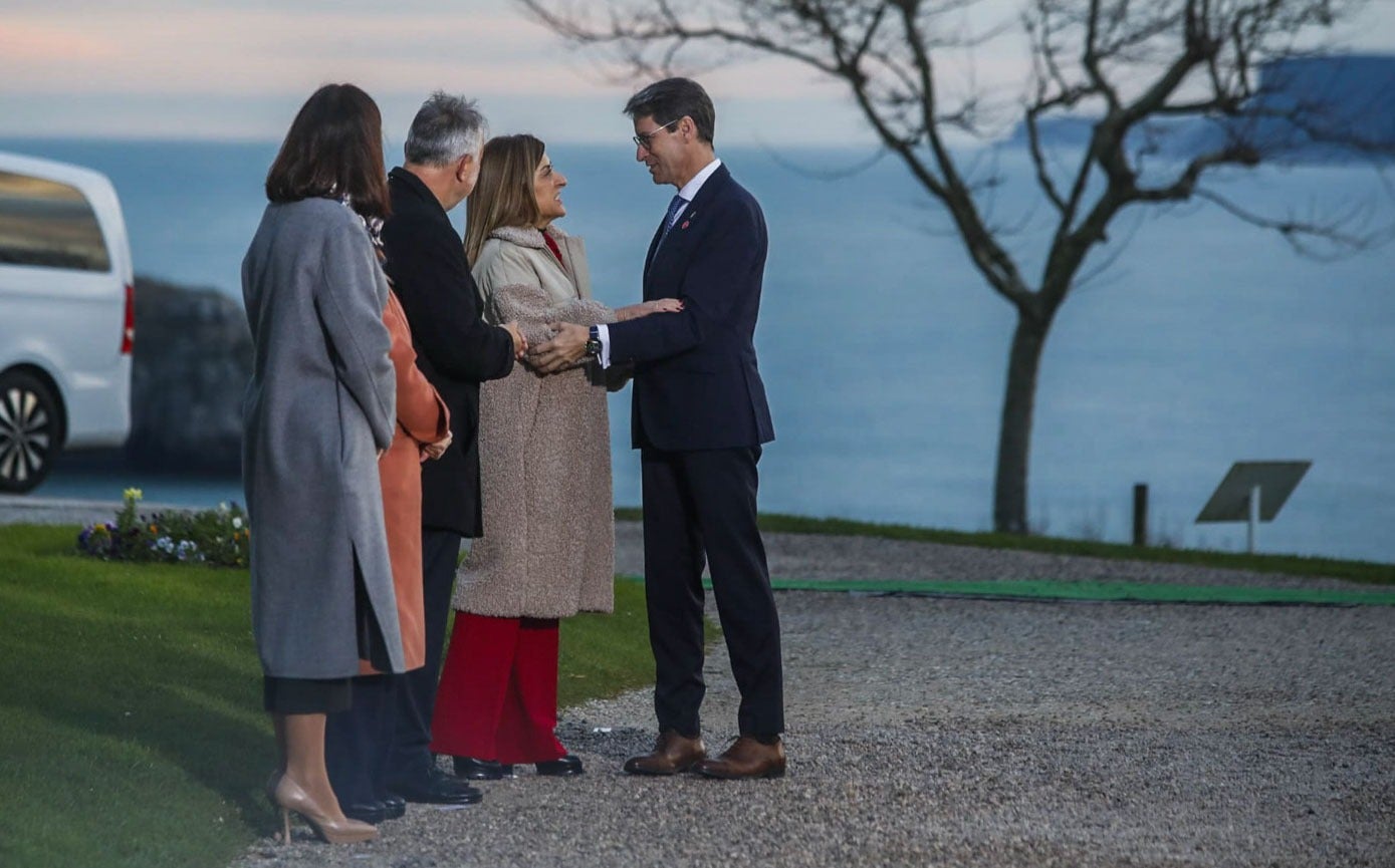 Buruaga recibe al presidente de La Rioja. Junto a ella el ministro de Política Territorial Víctor Torres, la delegada del Gobierno Eugenia Gómez de Diego (lleva abrigo naranja) y, de espaldas, la alcaldesa de Santander Gema Igual.