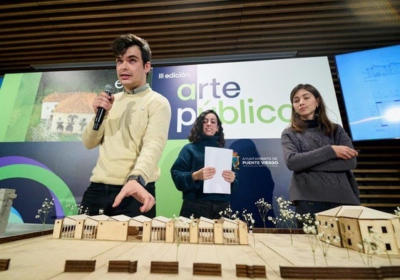 Víctor Blanco, Beatriz Salido y Lucía Santos presentan la maqueta del proyecto.