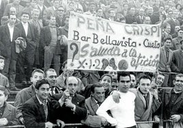 Crispi, con la camiseta del Racing, rodeado de aficionados y peñistas racinguistas de la época.