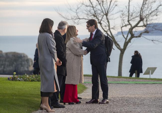 María José Sáenz de Buruaga recibe a Salvador Illa.