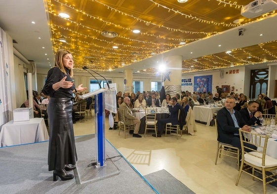 María José Sáenz de Buruaga durante el discurso ofrecido antes de la comida de Navidad, celebrada este sábado en el Hotel Milagros Golf de Mogro.