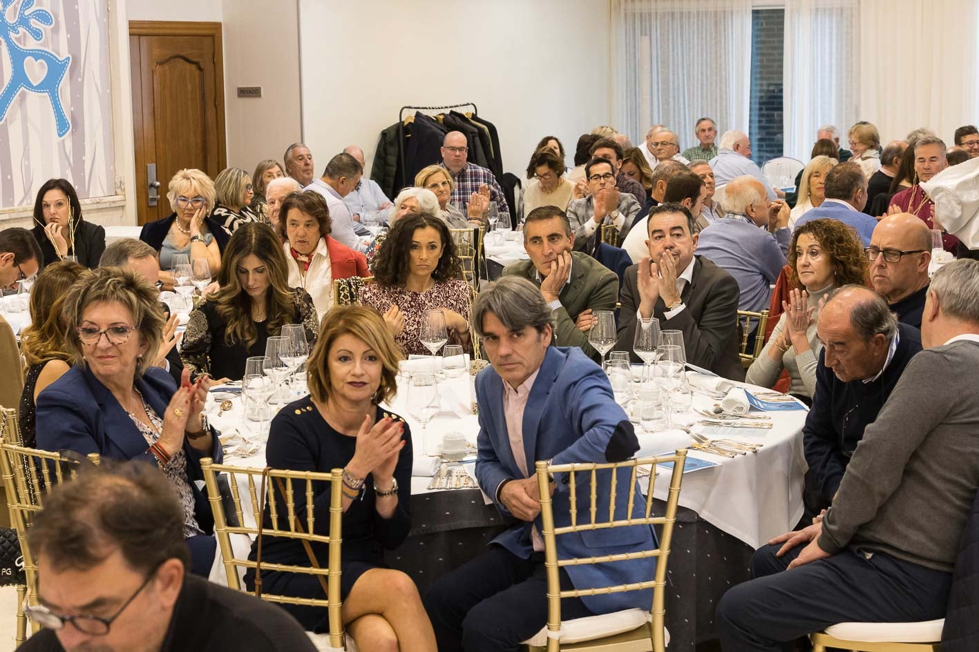 Militantes y simpatizantes atendían a los discursos realizados por Miguel Tellado y María José Sáenz de Buruaga.