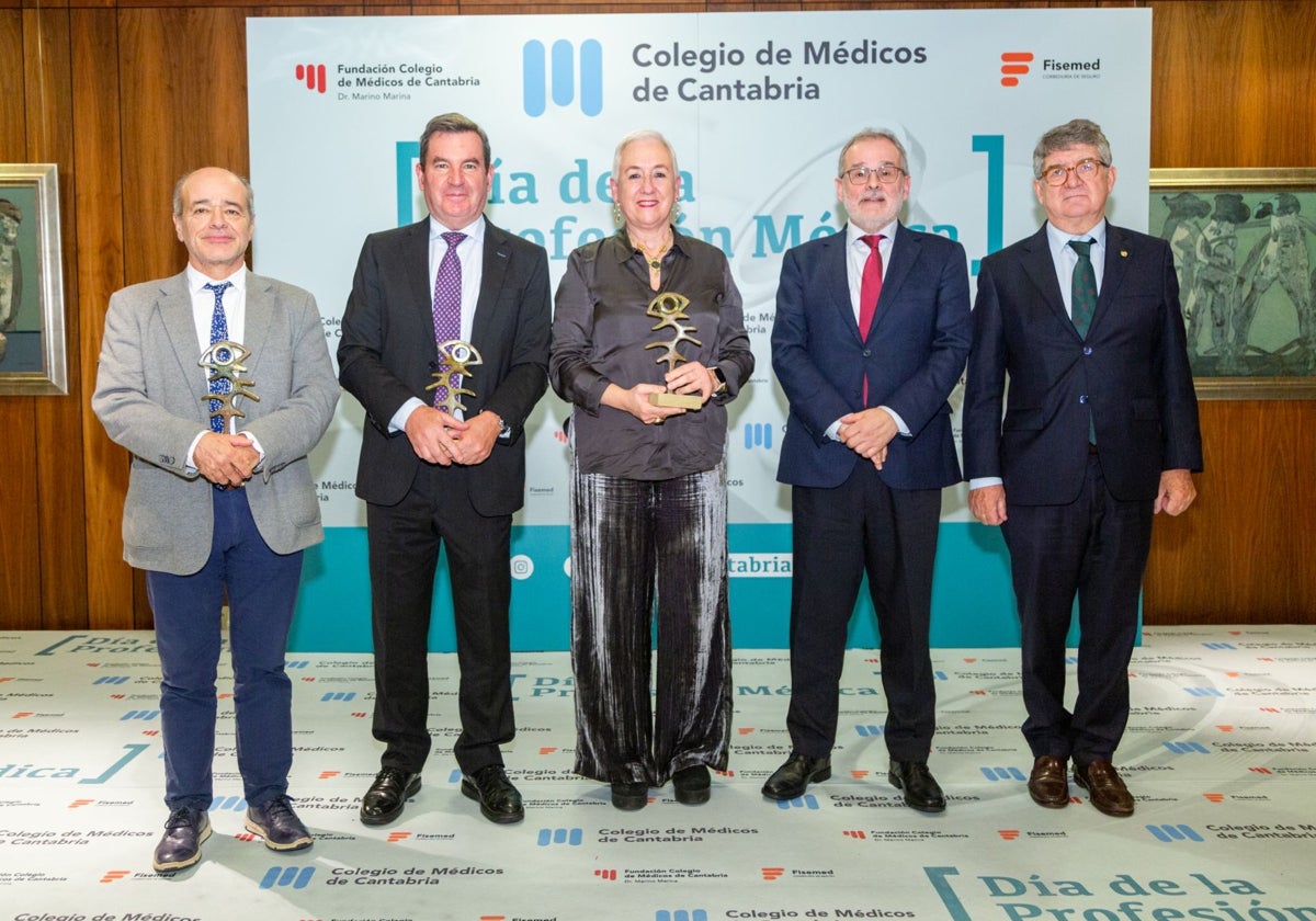 Desde la izquierda, los premiados por el Colegio de Médicos de Cantabria, José Gabriel Pinedo, Julio Pascual, Pilar Guillén, Ángel Pazos y Andrés de Diego.