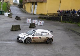 El Skoda de Adrián Costas afronta una de las paellas instaladas en Beranga.