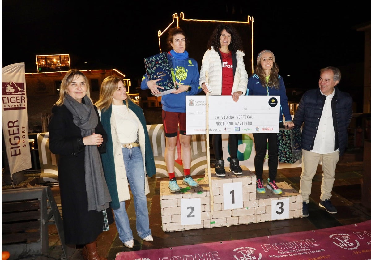 Imagen principal - Las tres primeras clasificadas en categoría femenina, en la meta del monte Viorna y en el podium, y el ganador de la prueba masculina, Guillermo Ramos, entrando vencedor en la meta de la Viorna