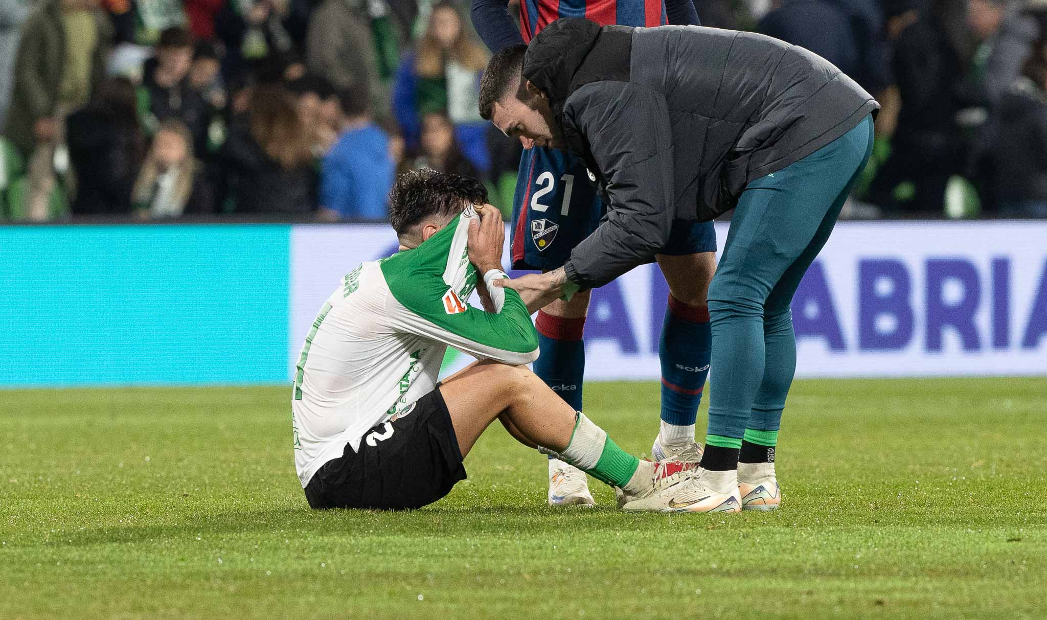 Manu Hernando y Unzueta consuelan a Vencedor. 