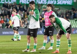 Los jugadores del Racing, cabizbajos, ante La Gradona tras la derrota.