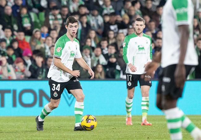 El debutante Diego Díaz conduce el balón durante el partido.