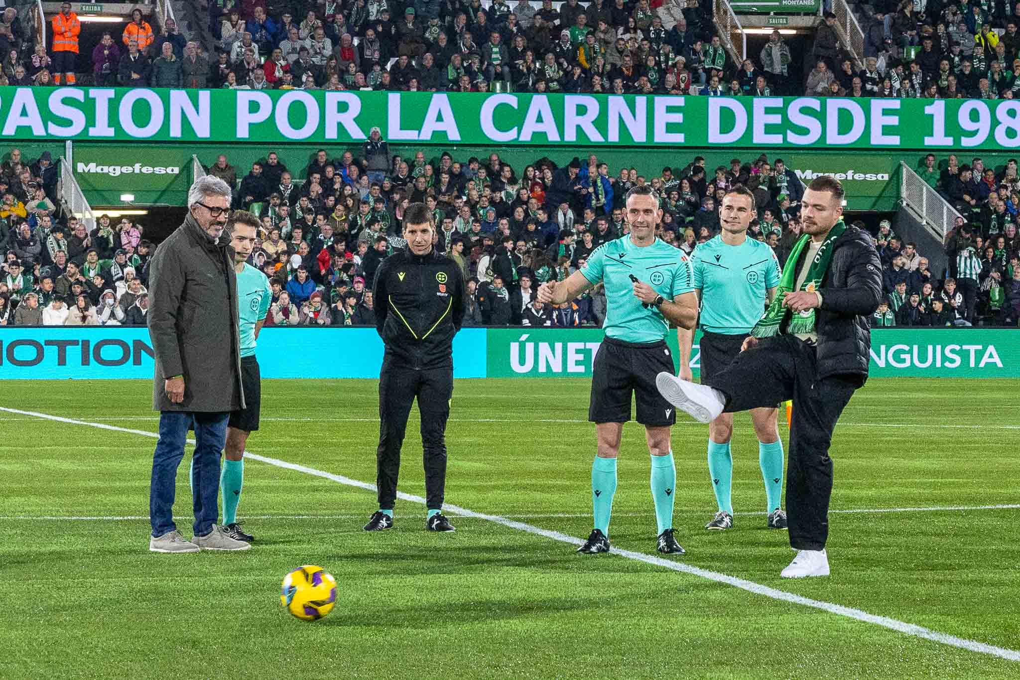 Juan de Quintana Machín, campeón del Mundo de kickboxing y doble campeón de Europa, realizó el saque de honor antes del partido. 