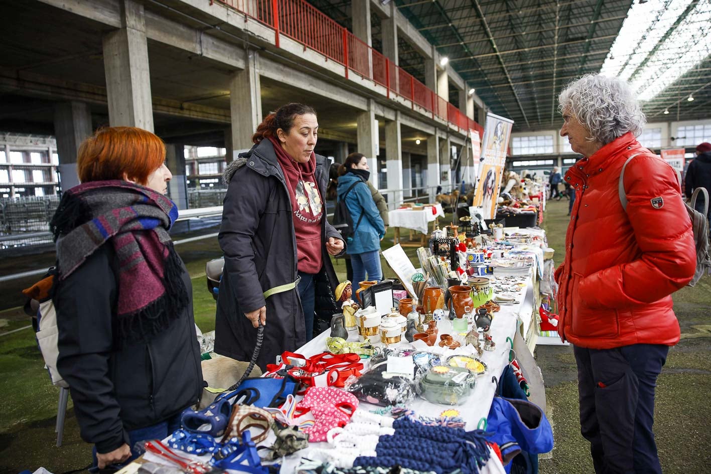 Las protectoras, organizadoras del evento en colaboración con el Ayuntamiento, se instalaron en el Ferial para dar a conocer su trabajo y también diferentes accesorios.