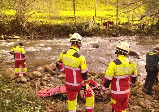 Bomberos del 112 intervinieron el pasado sábado en el rescate del cadáver en el río Magdalena.