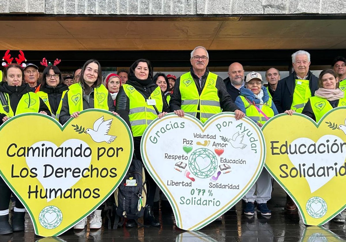 Participantes en la marcha ante el Ayuntamiento de Meruelo.